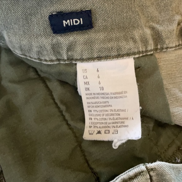 American Eagle size 6 midi shorts distressed look - Picture 4 of 4